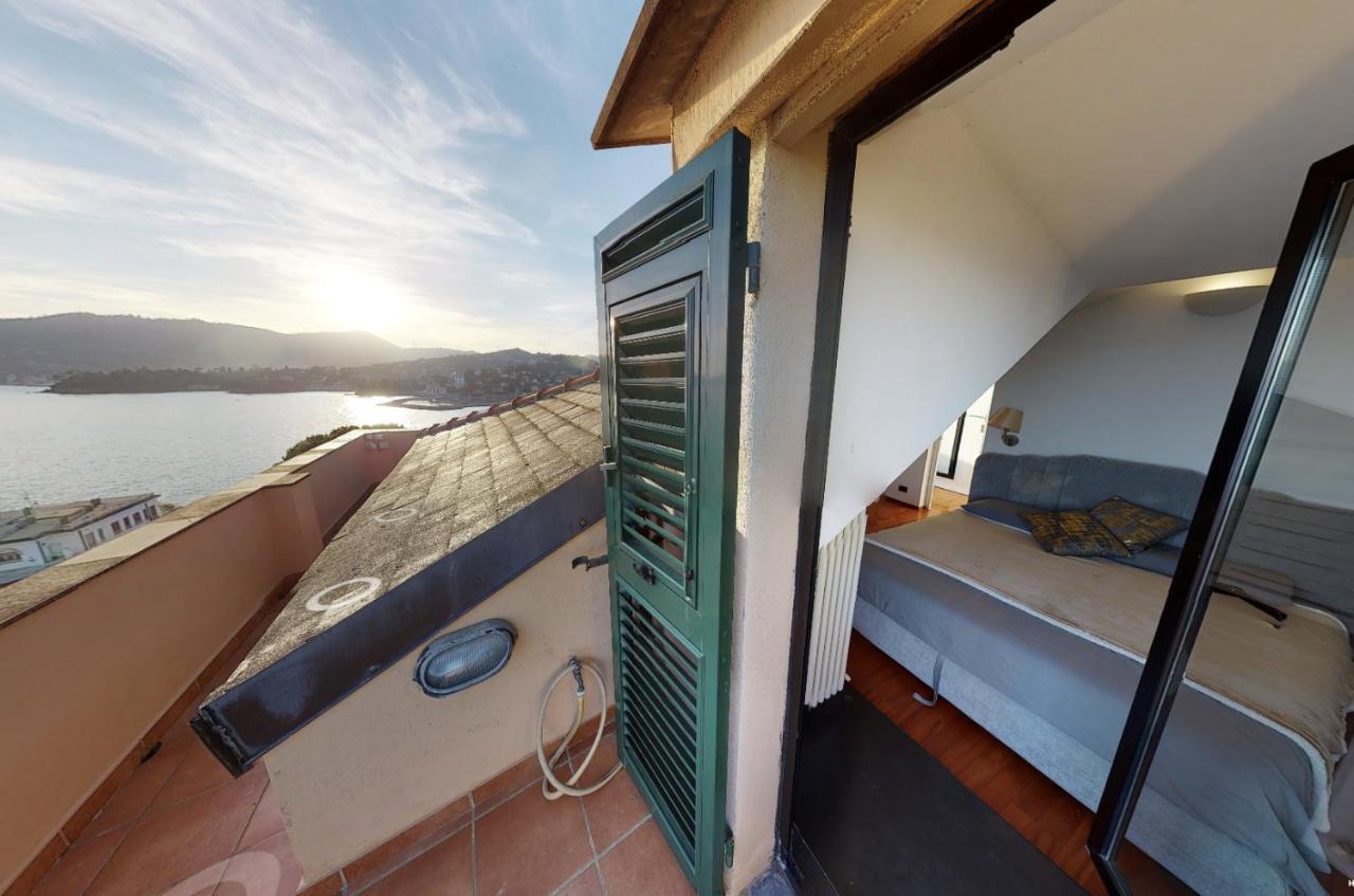 ATTICO SAN FAUSTINO 165 mq più 110 mq di terrazza- IN VILLA 700 ,VISTA MARE STREPITOSA-100 m dalla spiaggia-PARKING ESCLUSIVO-SKY,NETFLIX Rapallo Extérieur photo